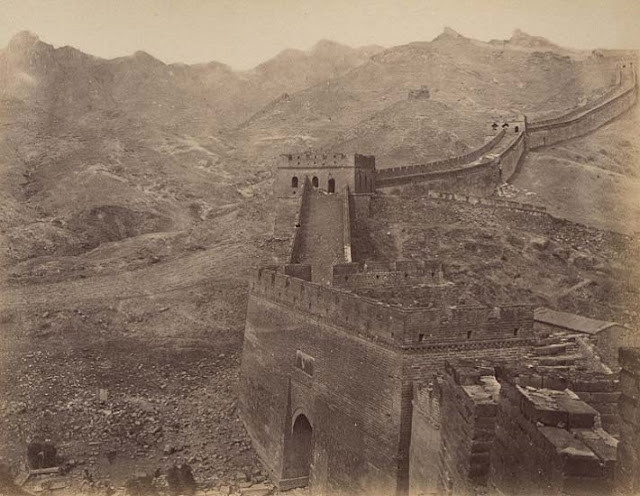Theo các ghi chép, Vạn Lý Trường Thành được xây liên tục bằng đất và đá từ thế kỷ 5 trước Công nguyên cho tới thế kỷ 16.