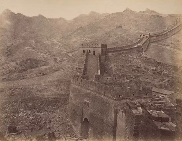 Theo các ghi chép, Vạn Lý Trường Thành được xây liên tục bằng đất và đá từ thế kỷ 5 trước Công nguyên cho tới thế kỷ 16.