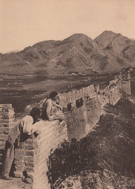 Được xây bằng đất và đá, Vạn Lý Trường Thành sau khi hoàn thành đóng vai trò là một pháo đài kiên cố, ngăn chặn sự bành chướng của đế chế Hung Nô.