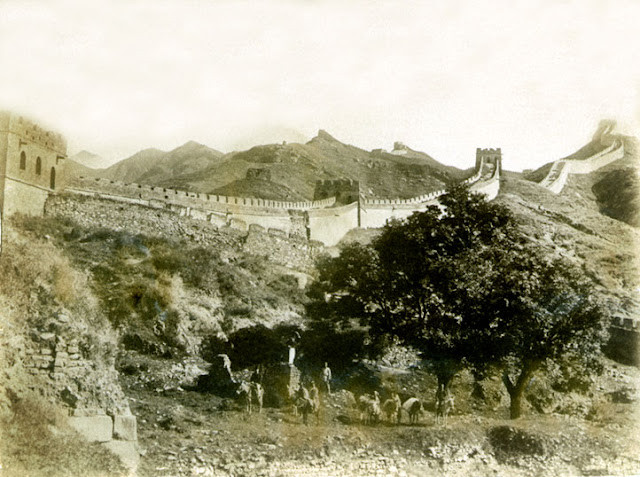 Vào thế kỷ 20, Vạn Lý Trường Thành chưa trở thành địa điểm du lịch nổi tiếng. Theo đó, công trình cổ xưa này không bị ảnh hưởng nhiều bởi hoạt động du lịch.
