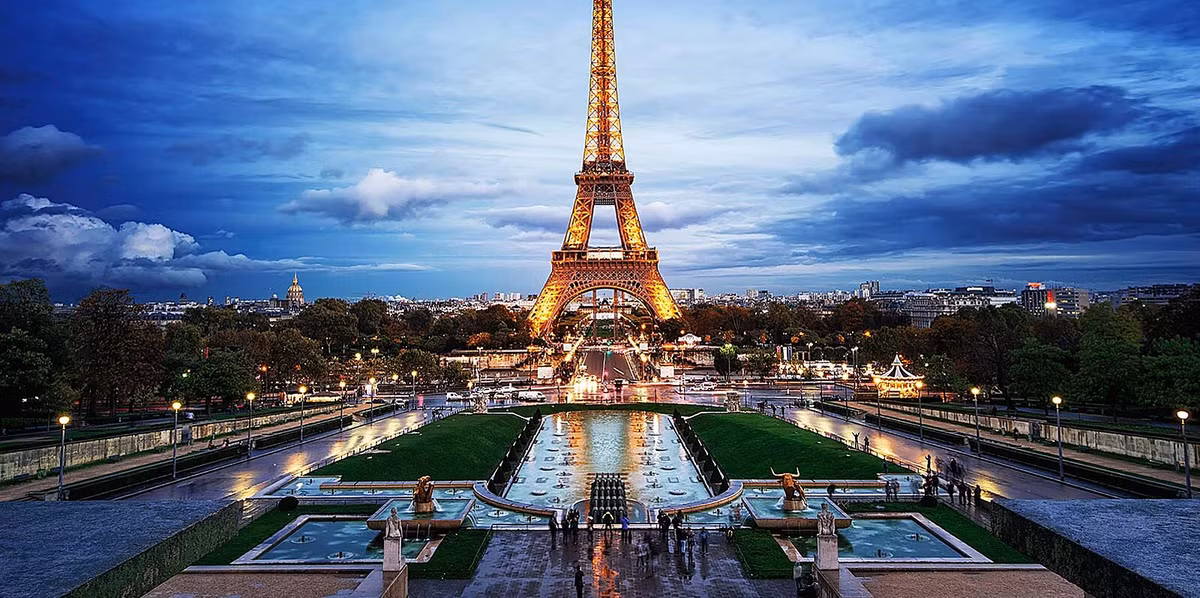 Khi ấy, người dân Pháp đồng ý cho xây dựng tháp Eiffel. Nhờ đó, công trình được hoàn thành sau 2 năm thi công.