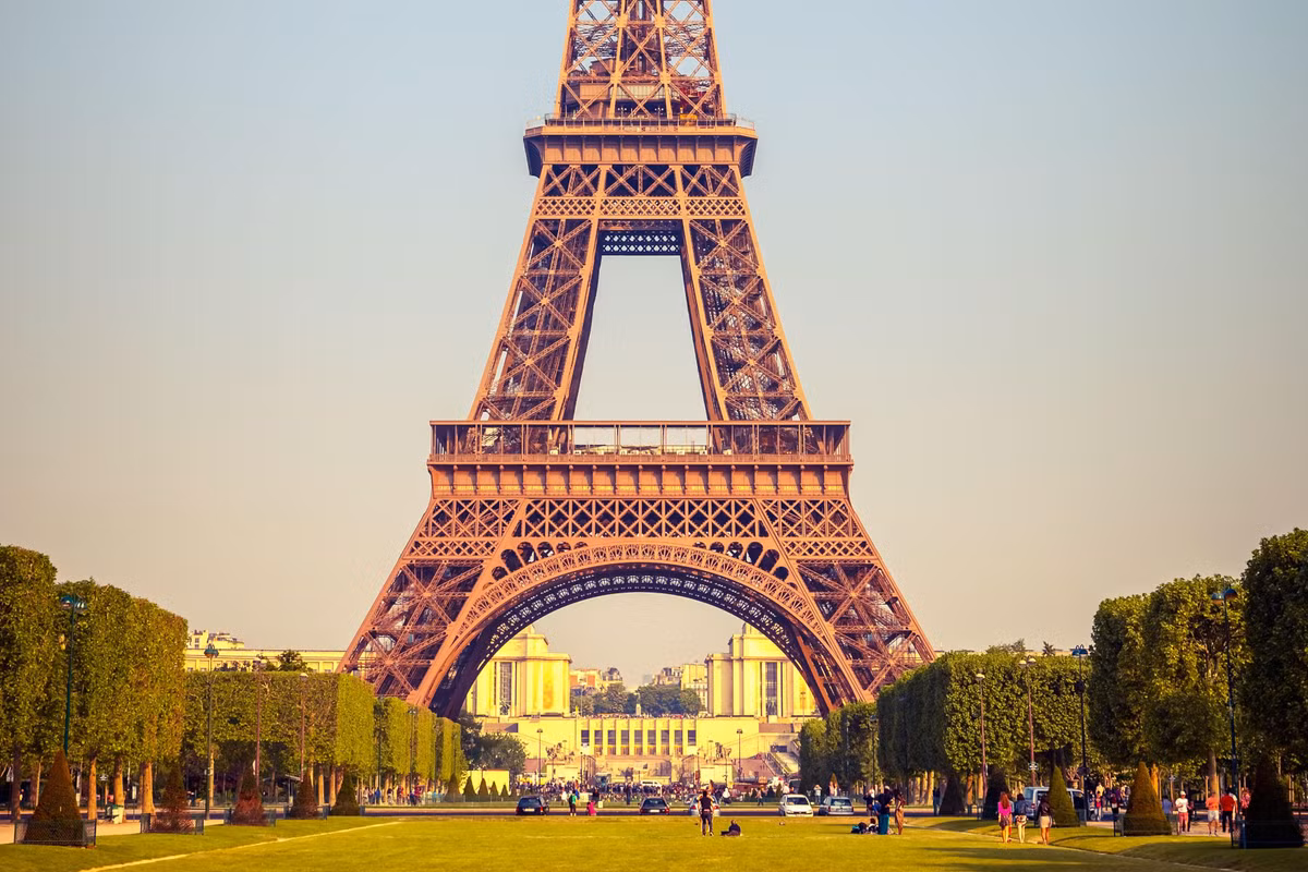 Khi tìm hiểu công trình nổi tiếng thế giới này, nhiều người không khỏi bất ngờ khi biết được tháp Eiffel từng suýt bị dỡ bỏ và không còn đến ngày nay.