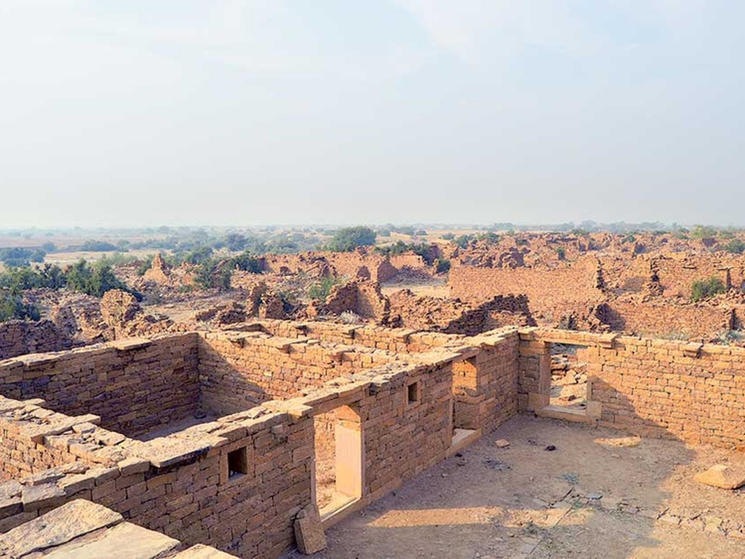 Trong một lần ghé thăm làng Kuldhara, Salim "trúng tiếng sét" ái tình với một thiếu nữ xinh đẹp. Salim muốn cưới nàng làm vợ nhưng không được gia đình cô đồng ý.