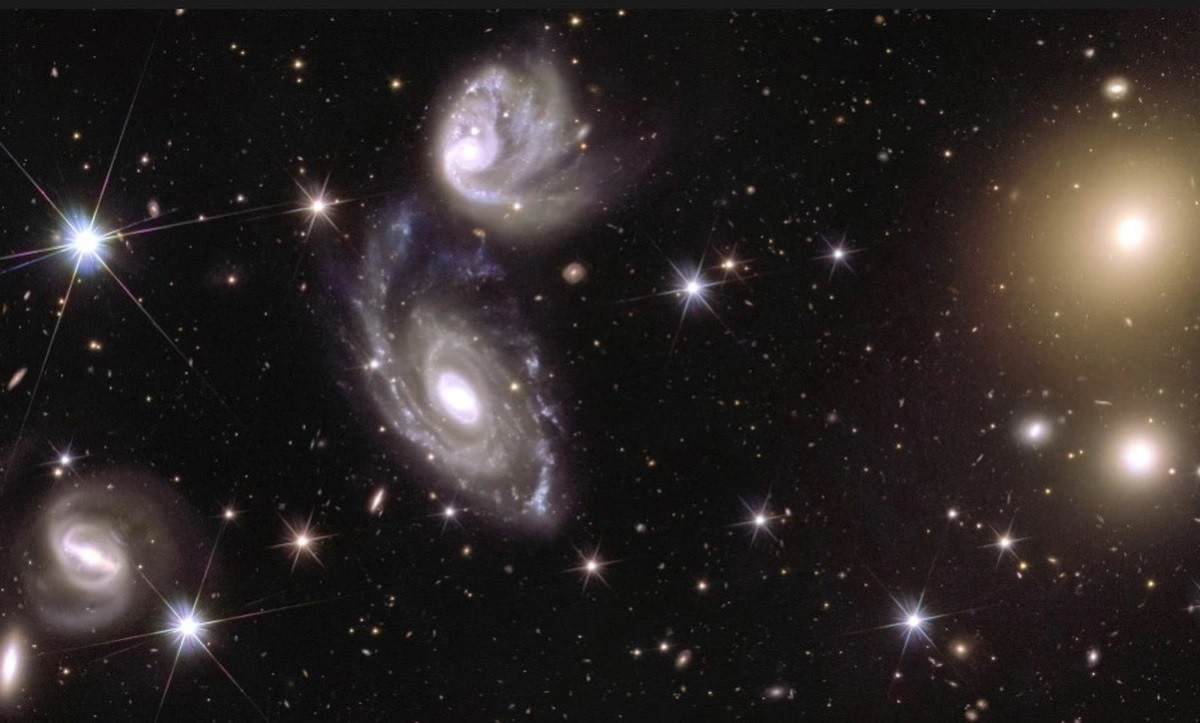 Được phóng lên vũ trụ vào tháng 7/2023, kính viễn vọng Euclid của Cơ quan Vũ trụ châu Âu (ESA) chính thức bắt đầu quan sát khoa học vào tháng 2/2024. Tính đến nay, sứ mệnh đã hoàn thành 12% kế hoạch khảo sát vũ trụ. Mới đây, Euclid tiết lộ những hình ảnh đầu tiên về một phần nhỏ của bản đồ vũ trụ khổng lồ mà công cụ này đang xây dựng.