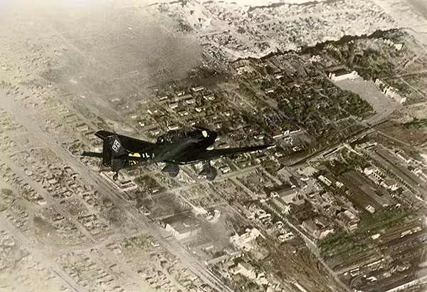 Máy bay ném bom bổ nhào Junkers Ju 87 “Stuka” của Đức quốc xã oanh tạc các mục tiêu tại Stalingrad vào tháng 10/1942.