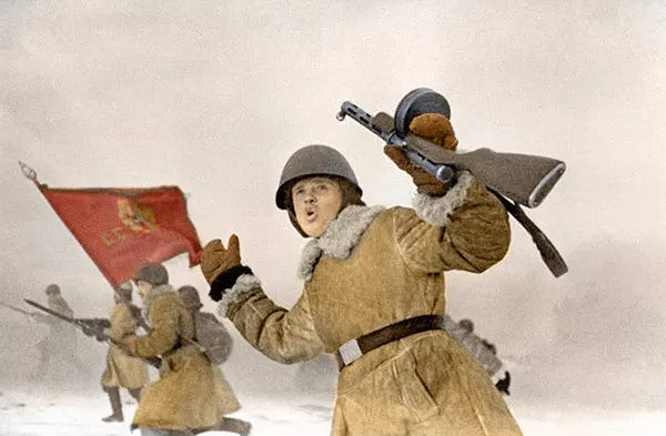 Binh sĩ Liên Xô xông lên tiêu diệt lính Đức quốc xã tại Leningrad vào ngày 1/1/1943.