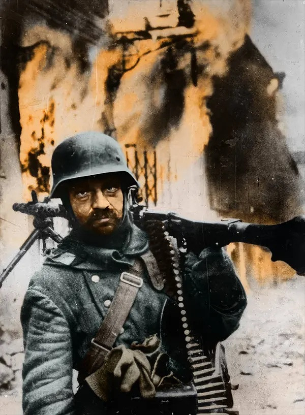 Một binh lính Đức quốc xã phá hủy một tòa nhà ở Liên Xô năm 1944.