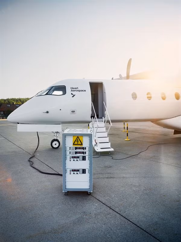 Máy bay thương mại ES-30 được thiết kế có thể cất cánh từ đường băng ngắn tới 1.100m nhờ motor điện momen xoắn cao và động cơ turbine cánh quạt. Phương tiện này sẽ có hệ thống lai cho phép đạt tầm hoạt động tổng cộng gần 400 km. Ảnh: Heart Aerospace.