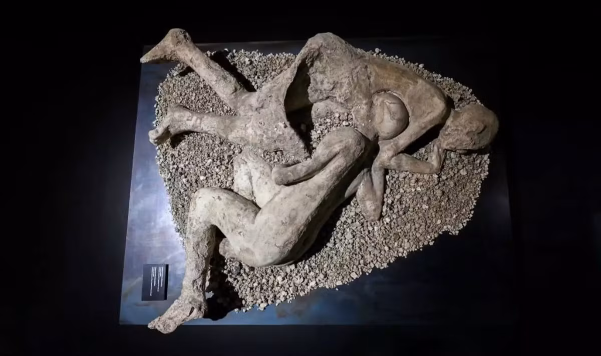 Thi hài các nạn nhân bị hóa đá và nằm ngay tại nơi tử vong. Qua đó, chúng cung cấp cho giới nghiên cứu những manh mối giúp giải mã danh tính dựa trên vị trí phát hiện, trang phục... Ảnh: Marco Cantile/LightRocket via Getty Images.