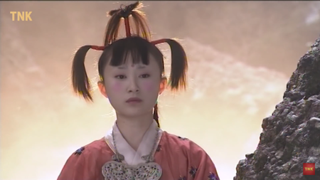 Thiên Sơn Đồng Lão là một trong những nữ cao thủ có võ công siêu phàm. Dưới ngòi bút của nhà văn Kim Dung, Thiên Sơn Đồng Lão được mô tả là đồ đệ của Tiêu Dao Tử - tổ Sư Tiêu Dao Phái. Bà được sư phụ truyền dạy 3 bộ võ công Thiên Sơn Chiết Mai Thủ, Thiên Sơn Lục Dương Chưởng và Bát Hoang Lục Hợp Duy Ngã Độc Tôn Công.