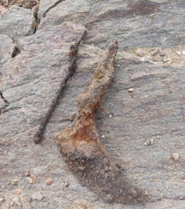 Dù vậy, nhóm chuyên gia không chắc liệu có còn ngôi mộ nào tồn tại đến ngày nay hay không. Trong quá trình điều tra sơ bộ vào mùa xuân năm 2023, các nhà khảo cổ học tại Bảo tàng Lịch sử Quốc gia đã tìm thấy một số đồ trang sức bằng máy dò kim loại. Ảnh: Karin Lindeblad/Arkeologerna.