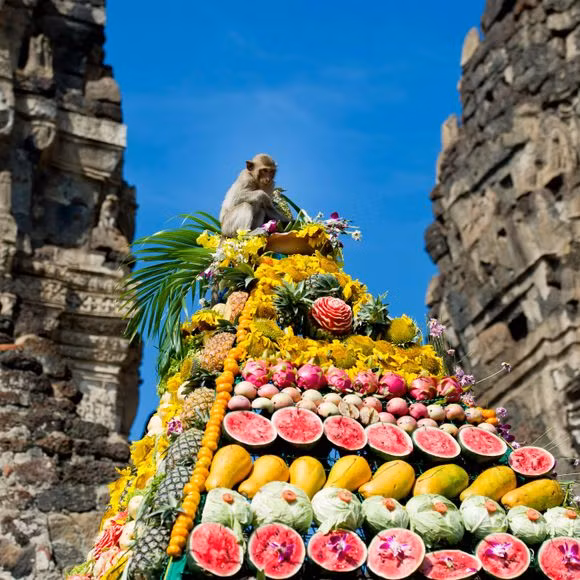 Được tổ chức lần đầu vào năm 1989, lễ hội Buffet Khỉ như một nỗ lực nhằm thúc đẩy du lịch địa phương cũng như tri ân đàn khỉ vì chúng là nguồn thu hút khách du lịch chủ yếu của thành phố Lopburi. Theo đó, những con khỉ thoải mái thưởng thức bữa tiệc dành riêng cho mình. Ảnh: atlasobscura.