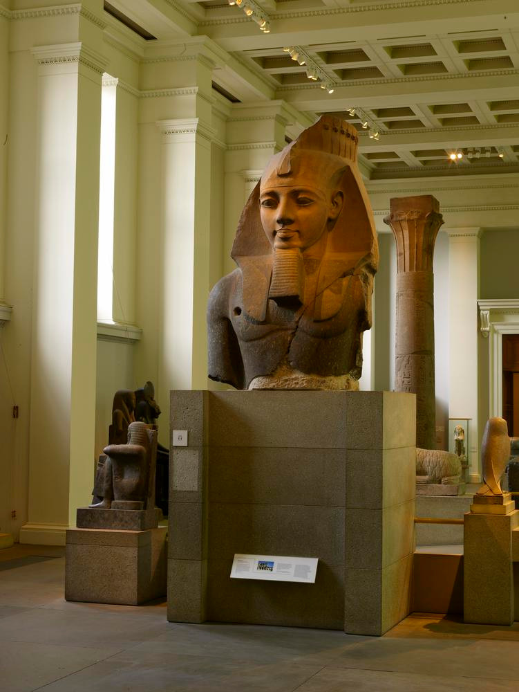 Ramesses Đại đế là một trong những pharaoh quyền lực nhất của Ai Cập cổ đại. Trong thời gian trị vì, ông hoàng này đã cho xây dựng các đền thờ, bao gồm việc mở rộng Đền Karnak, các tượng đài và thậm chí là toàn bộ các thành phố cũng như cho tạc nhiều bức tượng khổng lồ khắc họa chân dung bản thân.