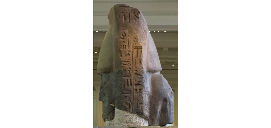 Bức tượng "Younger Memnon" là một trong hai bức tượng đặt bên ngoài ngôi đền lớn mà pharaoh Ramesses dành riêng cho mình tại nghĩa trang cổ đại Thebes, gần Luxor ngày nay.