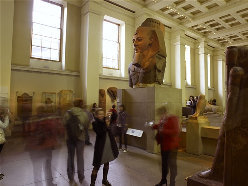 Bảo tàng Anh đã mua bức tượng "Younger Memnon" vào năm 1821. Một số người cho rằng, bức tượng này đã truyền cảm hứng cho nhà thơ người Anh Percy Bysshe Shelley viết bài thơ "Ozymandias" - tên tiếng Hy Lạp của pharaoh Ramesses II.