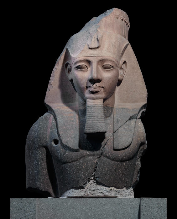 Pharaoh Ramesses II hay còn gọi Ramesses Đại đế, trị vì từ năm 1279 trước Công nguyên đến năm 1213 trước Công nguyên.