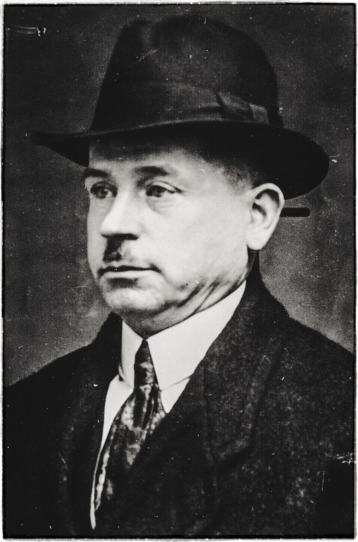 Trước đó, trong phiên tòa xét xử, kẻ giết người hàng loạt Peter đã khai nhận rằng đã tra tấn, cưỡng hiếp và sát hại tàn bạo các nạn nhân, chủ yếu là trẻ em.