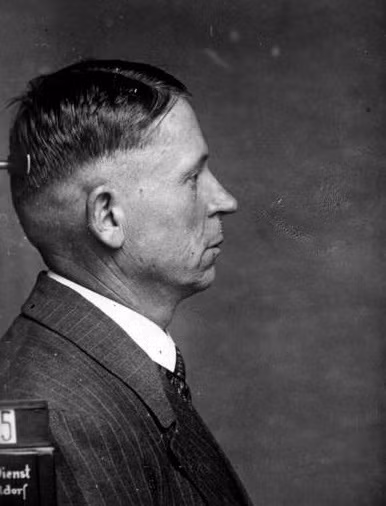 Peter gây ra cái chết của ít nhất 9 người và thỉnh thoảng uống máu nạn nhân như ma cà rồng. Chính vì vậy, kẻ giết người hàng loạt còn có biệt danh "ma cà rồng ở Düsseldorf".