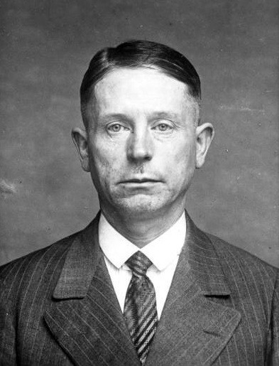 Gã sát nhân Peter bộc lộ khuynh hướng bạo lực từ nhỏ xuất phát từ việc bị ngược đãi bởi người cha nghiện rượu. Để giải tỏa tâm trạng bức bối, gã ban đầu chọn mục tiêu là chó và động vật tại các trang trại địa phương.