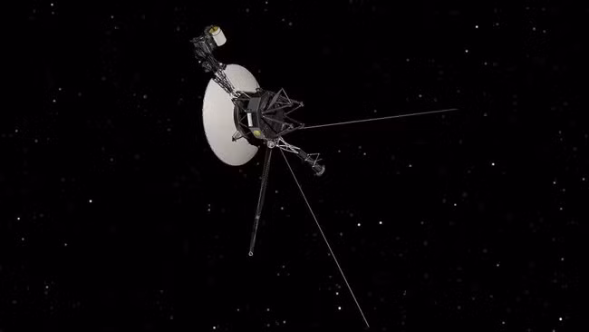 NASA mất liên lạc với tàu vũ trụ du hành liên sao Voyager 1 từ ngày 19 - 24/10 sau khi trục trặc kỹ thuật khiến máy truyền tín hiệu chính trên tàu thăm dò ngừng hoạt động. Các kỹ sư của NASA đã sử dụng máy phát tín hiệu cũ không dùng từ năm 1981 để liên lạc với tàu Voyager 1. Ảnh: NASA/JPL-Caltech.