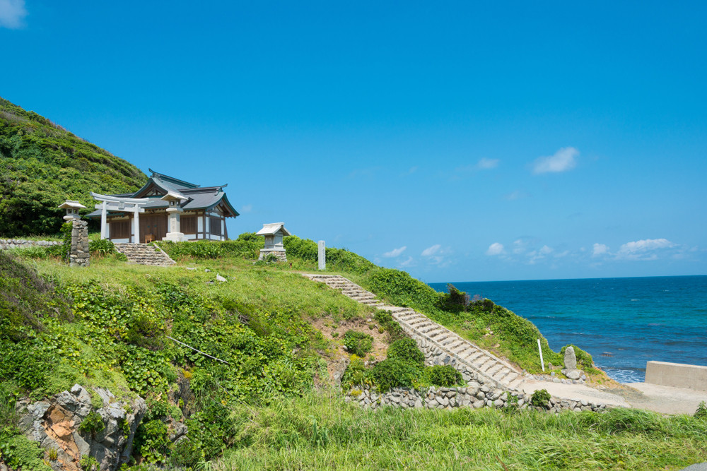 Một giả thuyết khác cho rằng, vùng biển quá nguy hiểm đối với phụ nữ. Do đó, đảo Okinoshima chỉ có sự xuất hiện của nam giới. Ảnh: beibaoke via Shutterstock.