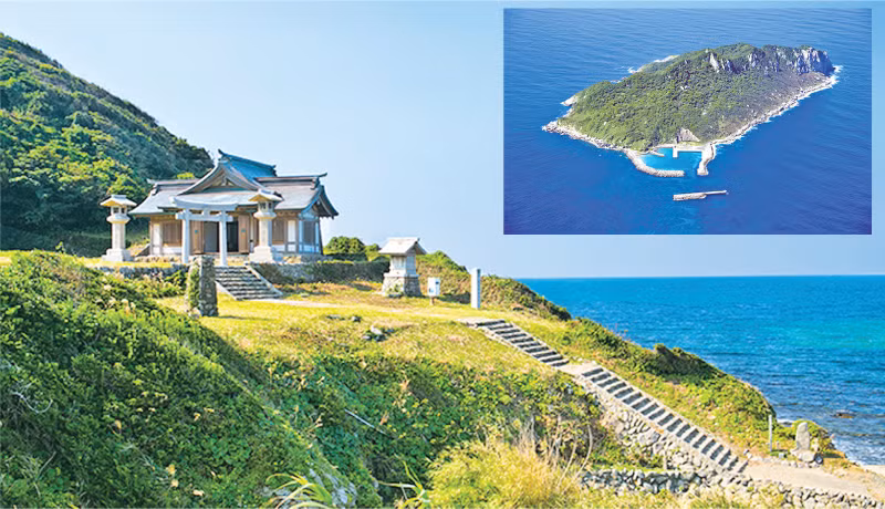 Lúc trở về đất liền, các du khách cũng không được kể cho người khác về những điều đã nghe, nhìn thấy lúc ở trên đảo Okinoshima. Ảnh: Archives1.dailynews.lk.