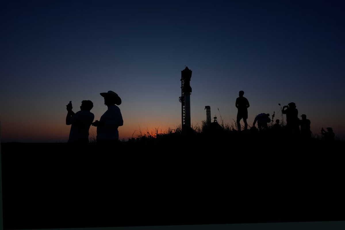 Một khác biệt nữa là vụ phóng lần này sẽ diễn ra vào giờ muộn hơn để quá trình tầng trên Starship hạ cánh xuống Ấn Độ Dương được ghi hình dưới ánh sáng ban ngày với chất lượng tốt hơn.