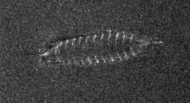 Xác tàu đắm có chiều dài 10m được bao phủ bởi trầm tích. Những tấm ván gỗ trong thân tàu có thể nhìn thấy tương đối rộng - một dấu hiệu cho thấy chúng được cắt bằng rìu thay vì cưa tại xưởng đóng tàu.