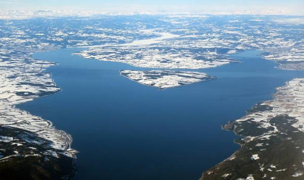 Khám phá mới đây cho thấy con tàu "føringsbåt" đặc biệt này được chế tạo với đuôi thẳng đứng. Con tàu này có thể có một bánh lái trung tâm ở đuôi tàu để lái.