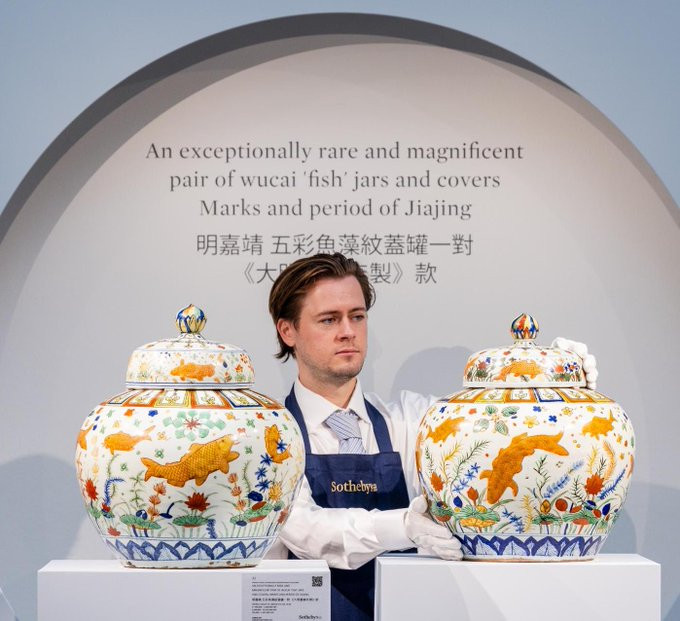 Hình ảnh cá chép trên cặp bình cổ tượng trưng cho sự giàu có và được cho là mang lại may mắn. Ảnh: Asian Art in London/X.com.