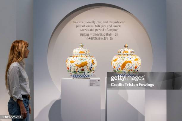 10 nhà sưu tập khắp thế giới đã tham gia cuộc đấu giá cặp bình cổ thời nhà Minh do Sotheby's tổ chức. Mức giá khởi điểm của cặp bình là 1 triệu USD. Ảnh: Getty Images.