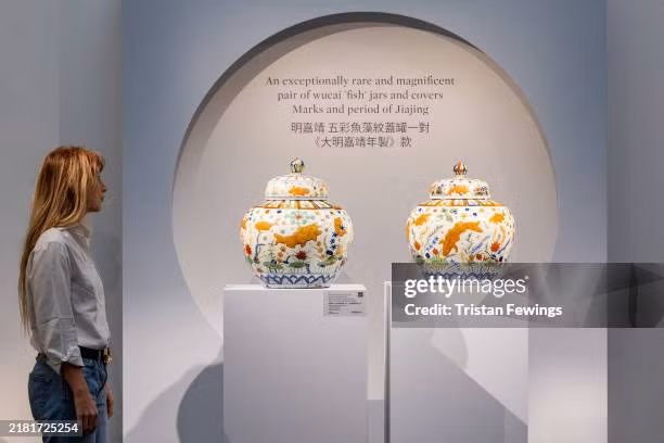 10 nhà sưu tập khắp thế giới đã tham gia cuộc đấu giá cặp bình cổ thời nhà Minh do Sotheby's tổ chức. Mức giá khởi điểm của cặp bình là 1 triệu USD. Ảnh: Getty Images.