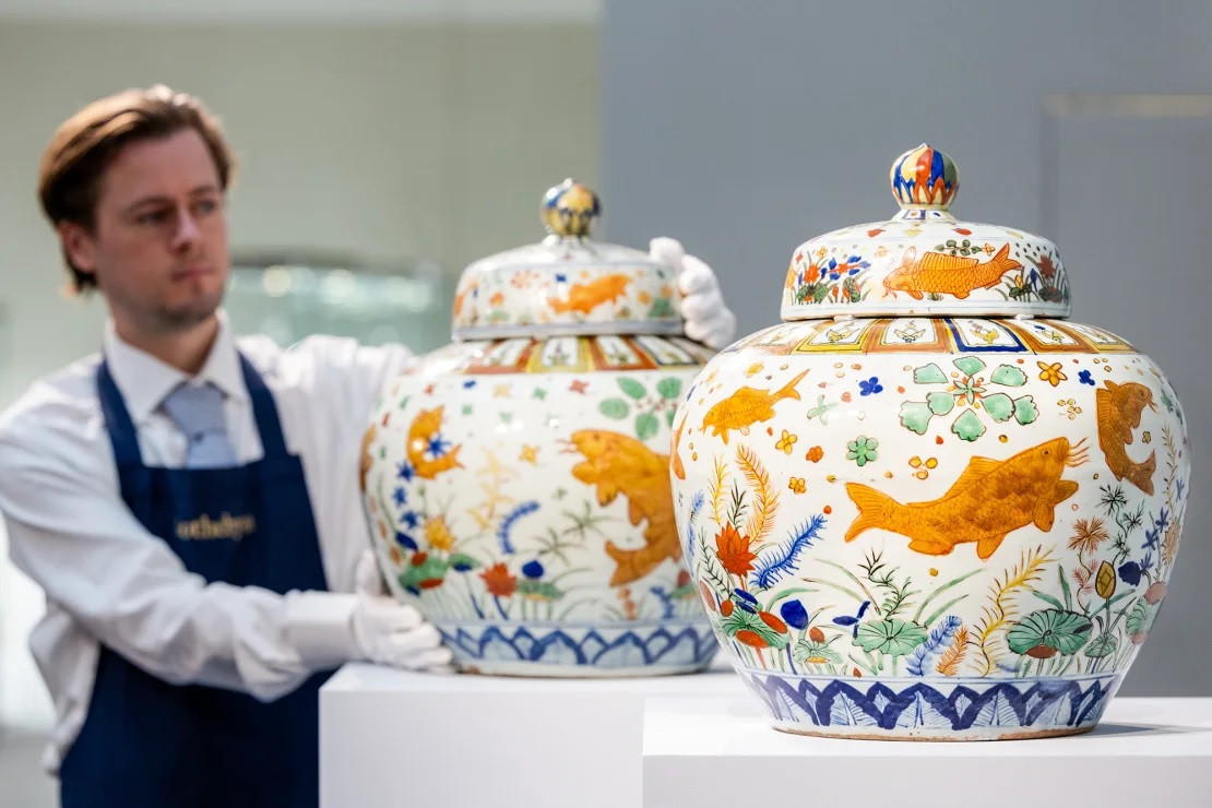 Cặp bình sứ quý giá được chế tác dưới thời trị vì của hoàng đế Gia Tĩnh - người trị vì nhà Minh từ năm 1522 - 1566. Ảnh: Tristan Fewings/Getty Images.