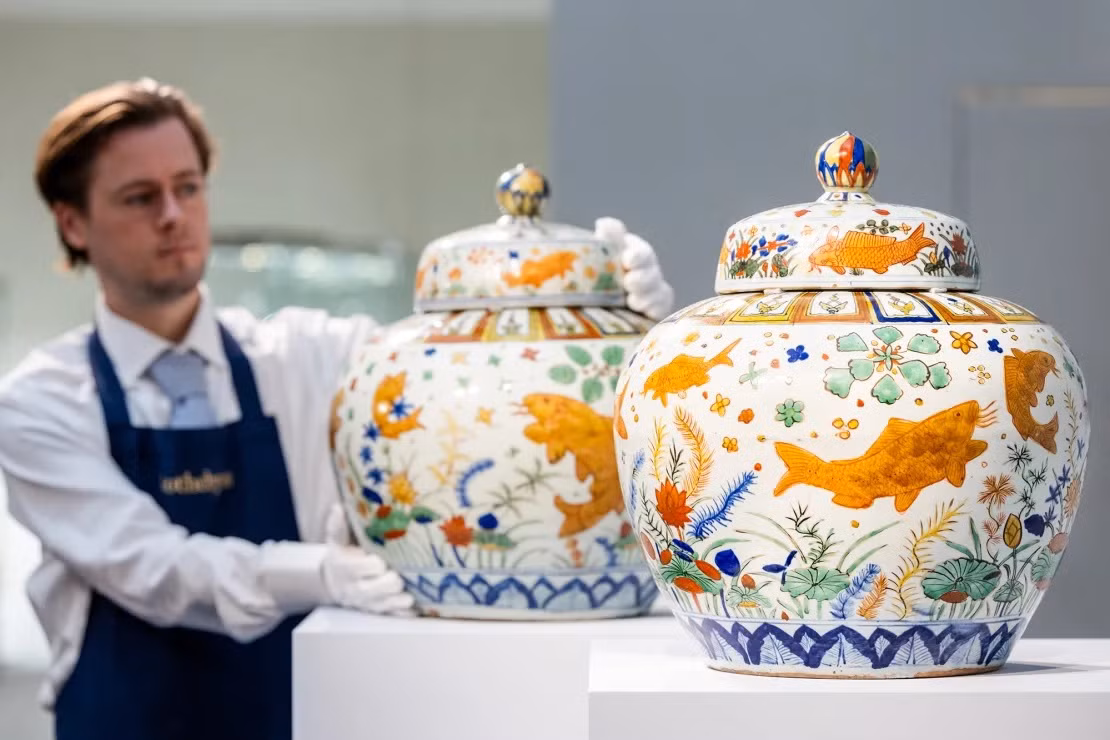 Cặp bình sứ quý giá được chế tác dưới thời trị vì của hoàng đế Gia Tĩnh - người trị vì nhà Minh từ năm 1522 - 1566. Ảnh: Tristan Fewings/Getty Images.