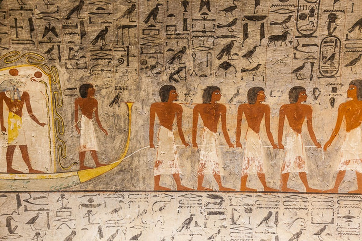 Trong thời gian chữa bệnh, những người thợ vẫn được trả lương. Thậm chí, chính quyền còn có những người chuyên chăm sóc cho họ khi đau ốm trong trường hợp không có người thân sống cùng làng Deir el-Medina.