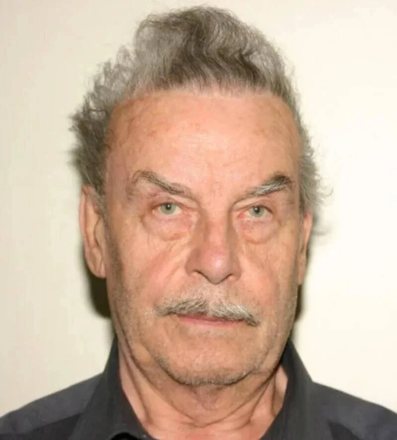 Theo đó, những đứa con còn lại của Elisabeth phải sống trong tầng hầm chật hẹp, tối tăm, không có cửa sổ dưới lòng đất suốt nhiều năm. Trong đó, Stefan phải sống dưới tầng hầm, không nhìn thấy ánh sáng trong suốt 18 năm.