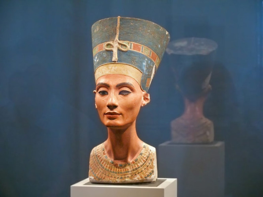 Số phận của bà sau khi pharaoh Akhenaten qua đời vẫn là điều bí ẩn. Một số giả thuyết cho rằng bà có thể trị vì dưới tên pharaoh Neferneferuaten sau khi chồng chết.