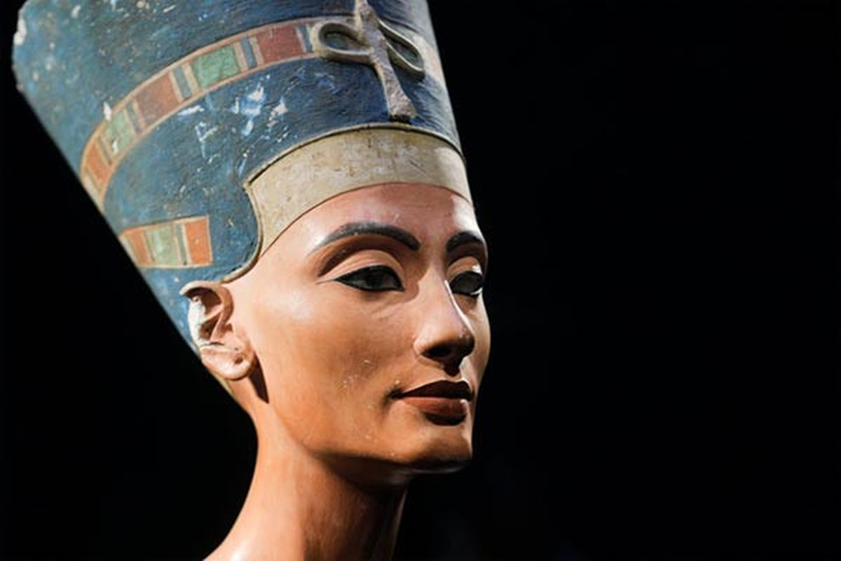 Nữ hoàng Nefertiti nổi tiếng với dung mạo xinh đẹp. Bà là vợ của pharaoh Akhenaten vào thế kỷ 14 trước Công nguyên và đóng vai trò quan trọng trong cuộc cách mạng tôn giáo khiến Ai Cập chuyển sang thờ thần mặt trời Aten.