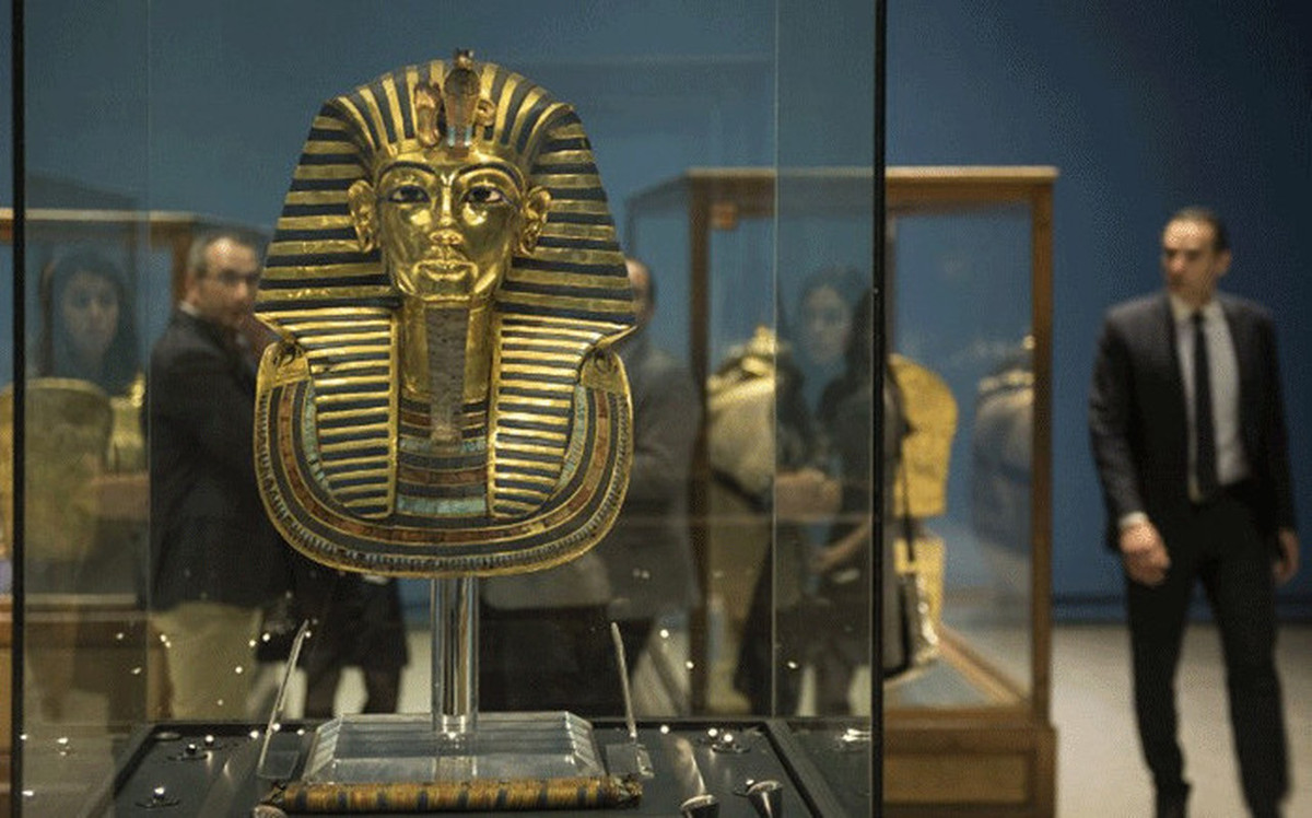 Tutankhamun lên ngôi pharaoh vào khoảng năm 1332 trước Công nguyên. Triều đại của pharaoh Tutankhamun khá ngắn khi ông đột ngột băng hà vào năm 1323 trước Công nguyên.