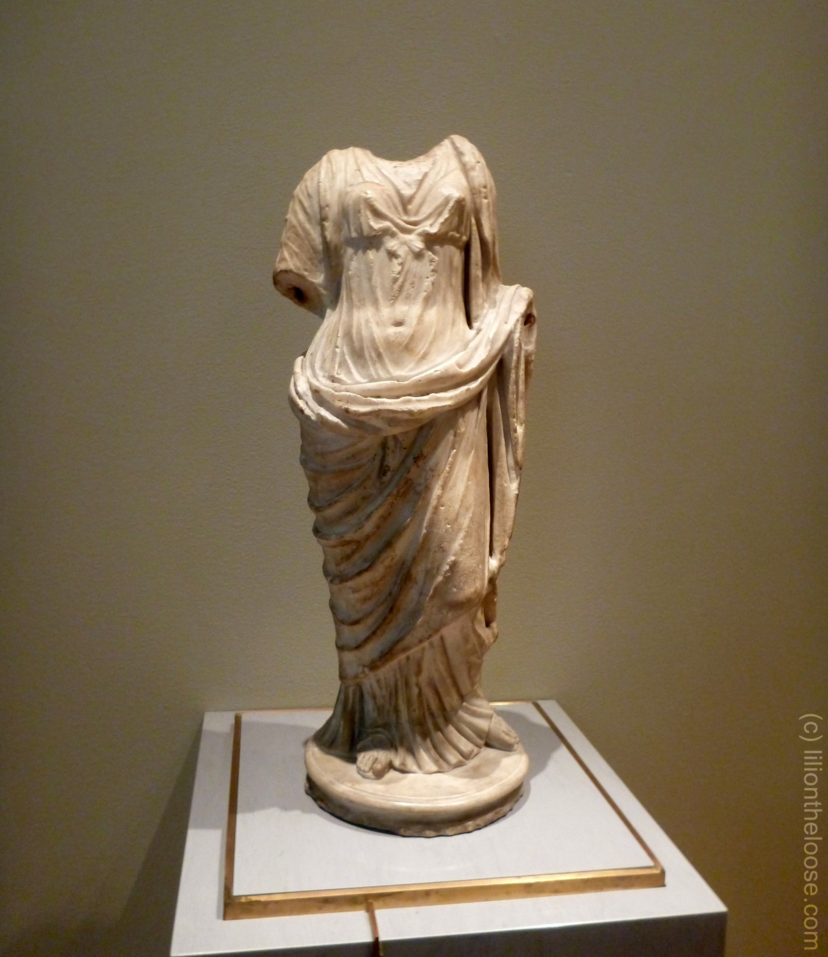 Vì vậy, những người buôn bán nghệ thuật bất chính nghĩ ra cách có thể kiếm nhiều tiền hơn là bán hai hiện vật thay vì một. Do đó, họ đã cố ý tách phần đầu của bức tượng ra. Vì vậy, người mua sẽ cần phải mua 2 phần của bức tượng để có tác phẩm hoàn thiện. Ảnh: liliontheloose.