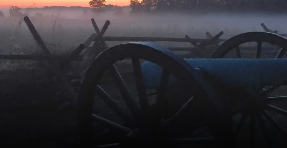 Trận Gettysburg diễn ra từ ngày 1 - 3/7/1863. Đây là một trong những trận chiến đẫm máu nhất trong Nội chiến Mỹ cũng như trong lịch sử nước này. Theo ước tính, hơn 50.000 binh lính thương vong hoặc được báo cáo là mất tích tại tại chiến trường Gettysburg. Ảnh: Getty.