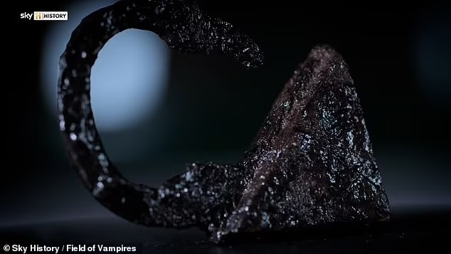 Bà "Zosia" còn có dấu hiệu mắc bệnh Ponticulus posticus gây đau đầu nghiêm trọng, ngất xỉu, thậm chí đột quỵ. Với tình trạng sức khỏe như vậy, bà bị cộng đồng coi như một ma cà rồng tiềm ẩn. Trên hài cốt của bà có dải ruy băng lấp lánh bằng vải brocade gần đầu của Zosia chứng tỏ người phụ nữ này thuộc tầng lớp xã hội có địa vị cao.