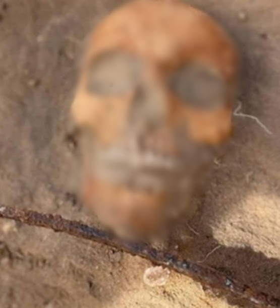 Cụ thể, "Zosia" được chôn cất với một chiếc liềm bằng sắt đặt ngang qua cổ và một ổ khóa hình tam giác ở chân. Cách thức mai táng này nhằm ngăn người chết "đội mồ sống lại" và trở thành ma cà rồng.