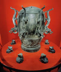 Khi một trận động đất sắp xảy ra, sóng xung kích từ một trận động đất làm cho con lắc rung lên và làm kích hoạt các cơ chế bên trong dụng cụ đồng. Tác động đó sẽ khiến chiếc vòi theo hướng có động đất sẽ mở ra, thả quả cầu đồng và rơi vào miệng cóc phía dưới và phát ra âm thanh lớn.