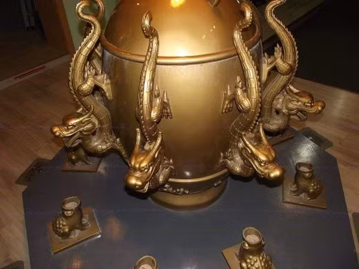 Thế nhưng, vài ngày sau, một trận động đất nghiêm trọng xảy ra ở khu vực cách nơi đặt máy đo địa chấn hàng trăm dặm theo đúng hướng mà phát minh của Trương Hành chỉ ra.