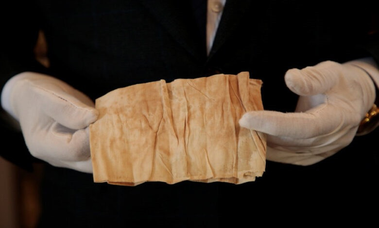 Vào ngày 5/5/2021, khoảng 360 di vật của Hoàng đế Napoleon được nhà đấu giá Osenat đưa ra bán đấu giá. Trong số này có tấm vải dính máu của Hoàng đế Napoleon (trong ảnh) ước tính trị giá 18.000 USD. Ảnh: Nhà đấu giá Osenat.