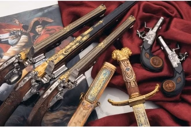 Vào ngày 7/12/2021, các nhà bán đấu giá của Mỹ cho biết một thanh kiếm và 5 khẩu súng của hoàng đế Napoleon Bonaparte đã được bán với giá hơn 2,8 triệu USD. Ảnh: Rock Island Auction.