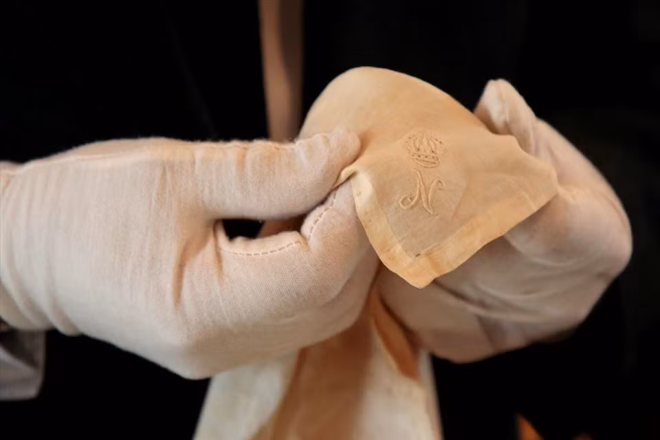 Áo sơmi thêu chữ "N" của Hoàng đế Napoleon được đem ra đấu giá. Ảnh: Nhà đấu giá Osenat.