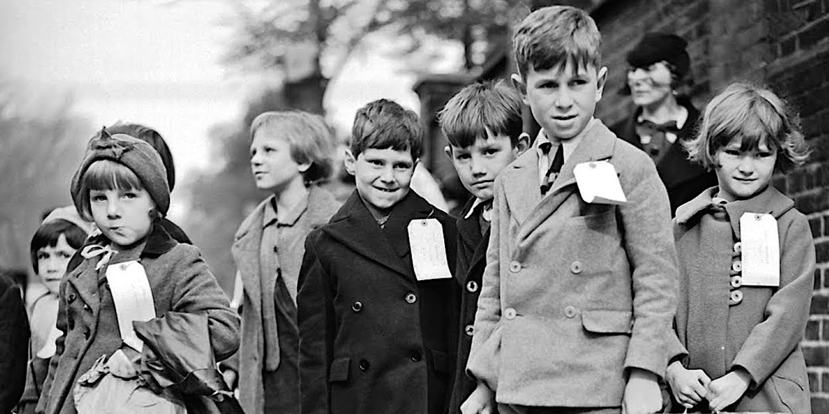 Dù vậy, một số gia đình không muốn để con cái nhỏ tuổi sống xa nhà nên vẫn ở lại thành phố, bất chấp các mối nguy hiểm từ các cuộc không kích của Đức quốc xã.