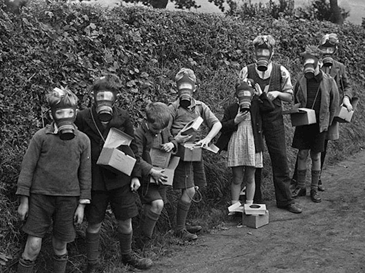 Các hộ gia đình ở những vùng nông thôn của Anh hỗ trợ chăm sóc, giúp đỡ những người đi sơ tán từ các thành phố lớn. Những gia đình này được chính phủ hỗ trợ tiền để mua lương thực, thực phẩm... cho những người sơ tán.